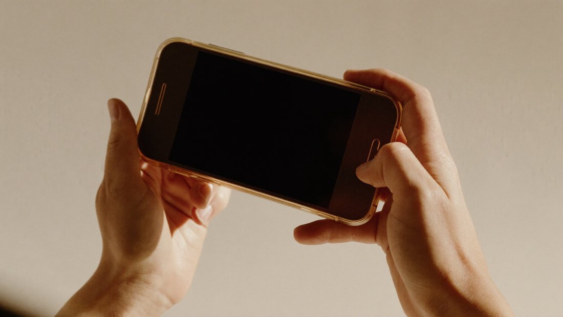 R24 APK Download: Android, iOS, Permissions and What Stays on the Phone